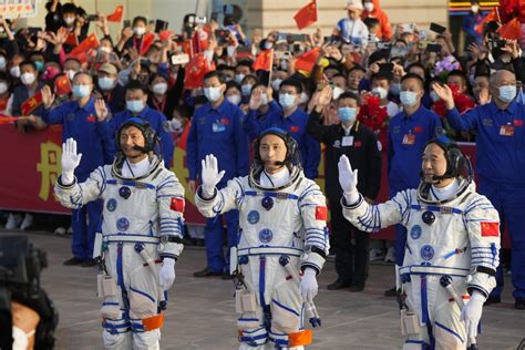 Trois Astronautes Chinois Reviennent Sur Terre