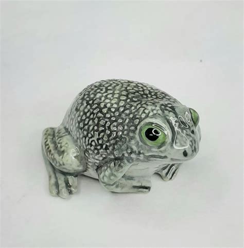 Лягушка пучеглазая фарфоровая фигурка купить на OZON по низкой цене ...