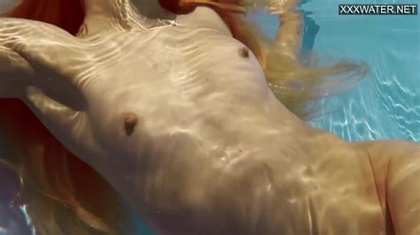 4K beauty swims and strips showing her tight pussy Vídeo de sexo