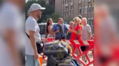 Kad K Y De Bikini Le Soka A Kt Vatanda Lar Polis A Rd