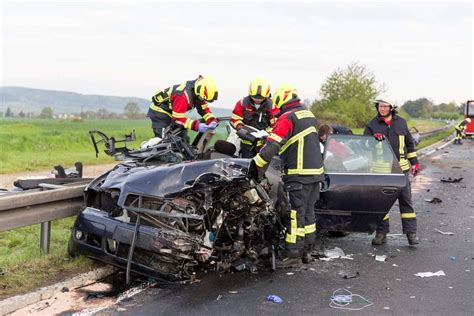 Schmalkalden Zwei Menschen Sterben Nach Schwerem Unfall Bei Fambach