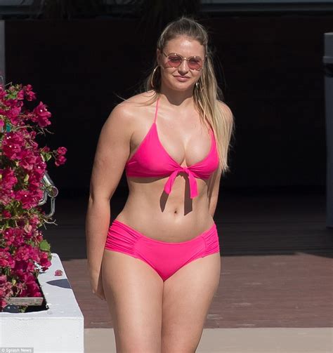 Iskra Lawrence Looks Hot In A Pink Bikini In Miami Daily Mail Online