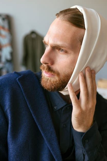 Retrato De Un Apuesto Hombre Barbudo Con Vendaje En La Oreja En Un