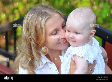 Maman blonde et enfant Banque de photographies et dimages à haute résolution Alamy