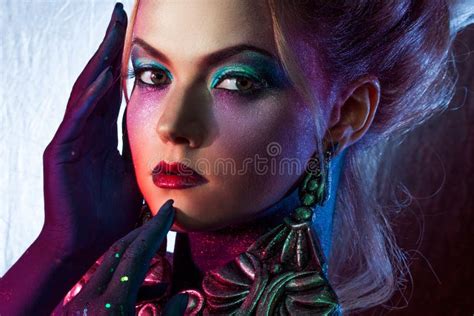 Jeune Fille Blonde Attirante Dans L Art Maquillage Lumineux Hauts Cheveux Peinture De Corps