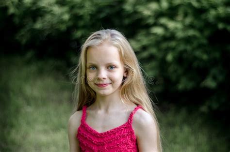 Portrait D une Belle Petite Fille Blonde Avec De Longs Cheveux Image stock Image du beauté