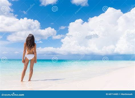 Donna Sexy Del Bikini Sulla Spiaggia Di Sabbia Bianca Caraibica Immagine Stock Immagine Di