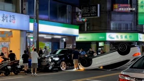 駕駛疑精神不濟打瞌睡 撞路邊車後「四輪朝天」｜東森新聞：新聞在哪 東森就在哪裡