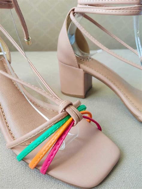 Sandália nude salto bloco de amarração tiras coloridas