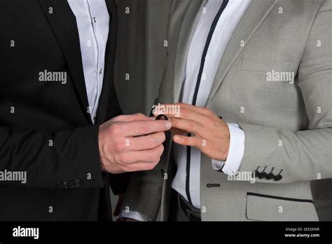 Giovane Coppia Gay Felice Sposarsi In Chiesa Amore E Romanticismo Bei