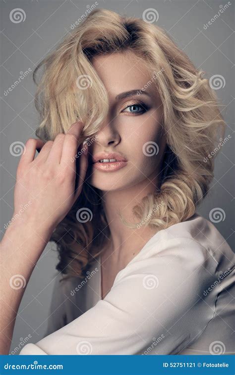 Retrato De Un Blonde Hermoso La Foto Entonó El Filt Del Instagram Del Estilo Imagen de archivo