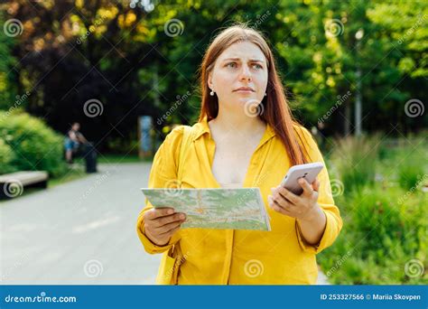 Attrayante Jeune Femme Touriste Explorer La Nouvelle Ville Rousse