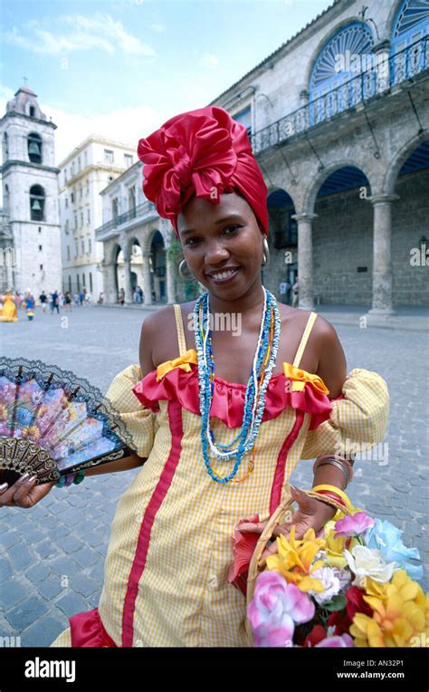 Femme Cubaine En Costume Traditionnel Banque De Photographies Et D