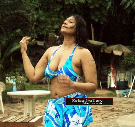 Hot Sexy Saba Khan Bikini Pics