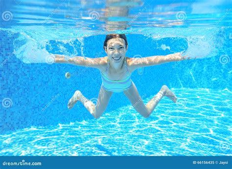 Kind Schwimmt Im Unterwasser Pool Glückliches Aktives Mädchen Hat Spaß