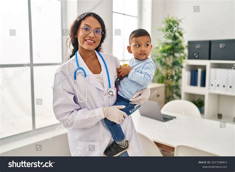 4 048 imágenes de Pediatra latina Imágenes fotos y vectores de stock Shutterstock