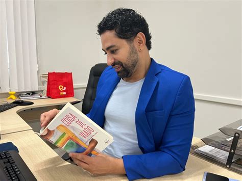 Coisa de Viado livro aborda dores dilemas e vivências de um jovem gay