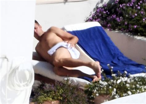 OMG His Butt And Grainy Bits New England Patriots Quarterback Tom Brady Sunbathes Nude In