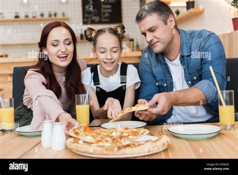 happy family eating pizza Stock Photo - Alamy