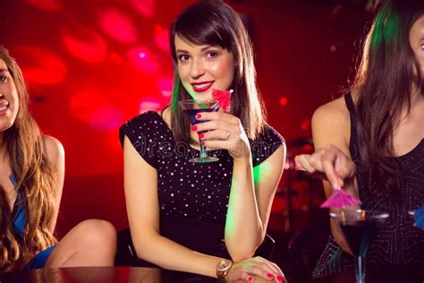 Hübscher Brunette Der Ein Cocktail Trinkt Stockfoto Bild von länge schauen 49043532