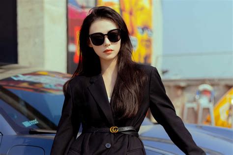 Hot girl khoe nhan sắc không góc chết bên xe hơi Tạp chí Doanh nghiệp Việt Nam