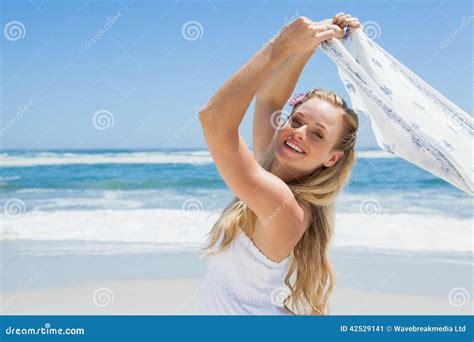 Recht Sorglose Blonde Aufstellung Auf Dem Strand Mit Schal Stockbild Bild von küstenlinie