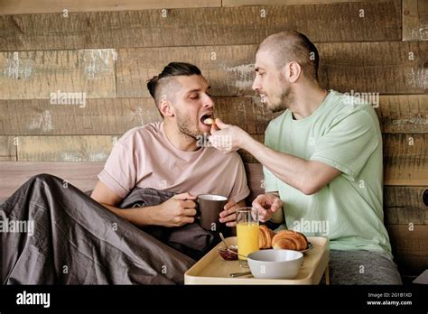 Homme gay jeune Banque de photographies et dimages à haute résolution Alamy