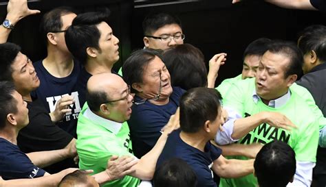 Foto Legislator Taiwan Adu Jotos Di Tengah Sidang Foto