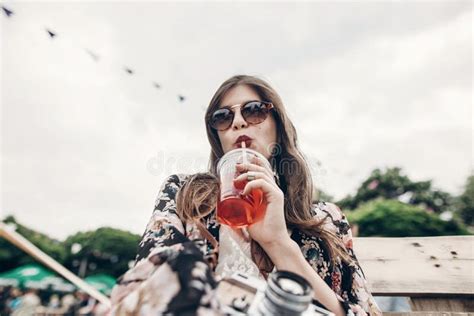 Stilfull Hipsterkvinna Som Dricker Lemonad Kall Bohoflicka I Grov