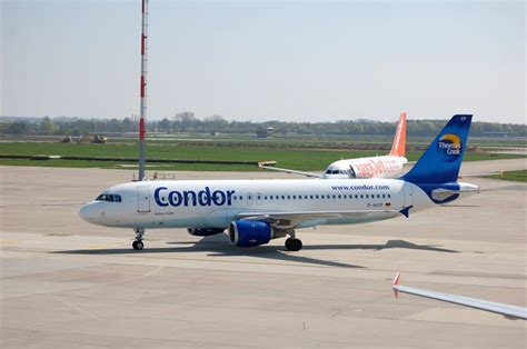 Ein Airbus A320 212 D AICF vom Ferienflieger Condor am Heckflügel