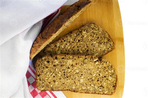 Pan De Centeno En Rodajas En La Tabla De Cortar Pan Integral De