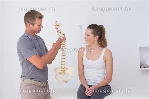 Doctor showing anatomical spine to his patientの写真素材 88539172 イメージマート