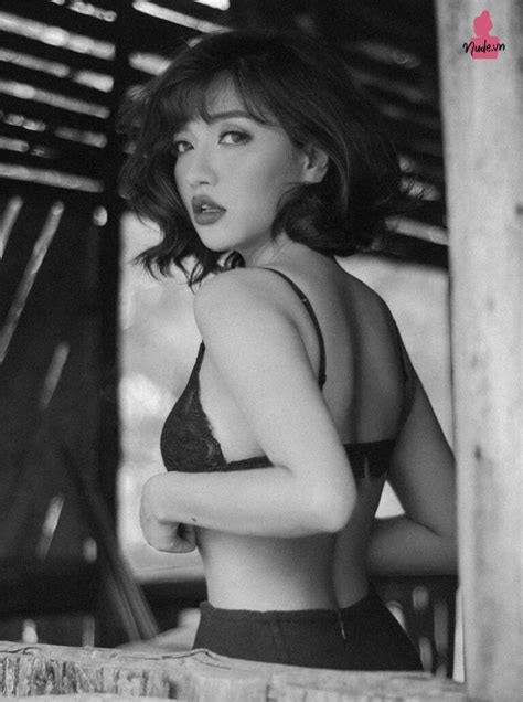 Ảnh gái ế Bích Phương bikini bán nude tắm biển cực sexy NUDEVN