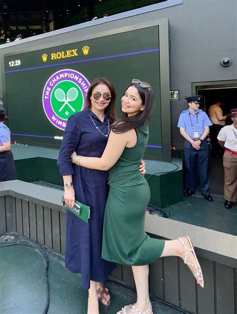 Sara Tendulkar's feet