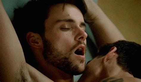 Globo corta cenas do casal gay de Lições de um Crime e revolta fãs Bastidores da TV