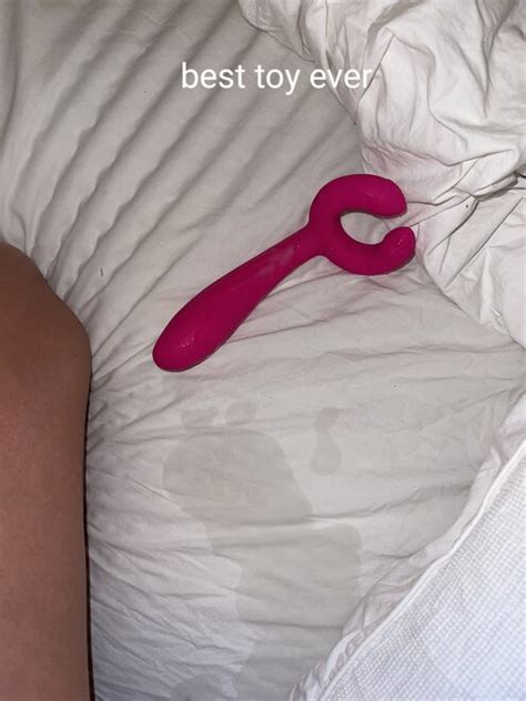 Lily Daisy Phillips Peachy Babe GC K MnWkAAoNg Large Porn Pic