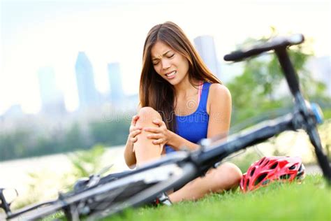 Fille Avec Une Blessure D Une Chute D Une Bicyclette Photo Stock