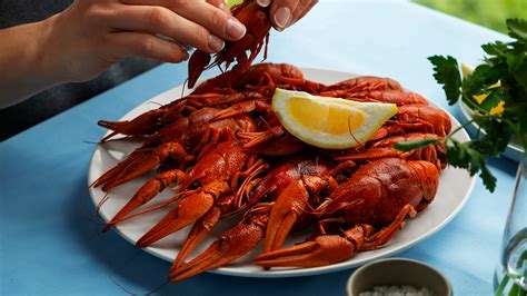 Heres How To Properly Eat Crawfish Like A Pro