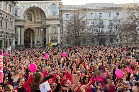Manifestazione Delle Famiglie Arcobaleno A Milano Il Partito Gay Sala Prenda Posizione
