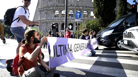 Ultima Generazione Ambientalisti Paralizzano Il Centro Di Roma