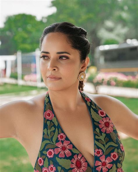 Pushpa actress Anasuya Bharadwaj hot photos goes viral ಮಕಕಳ ತಯ