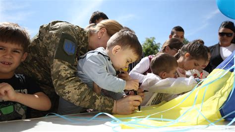 В місті Виноградів сім’ям загиблих воїнів 128 ї бригади вручили ордени Фото — Cуспільне Ужгород