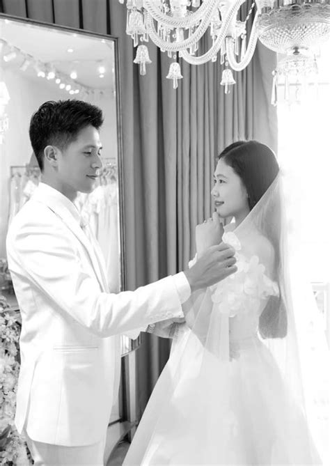 Trung vệ Trần Đình Trọng đưa vợ hot girl đi thử váy cưới gái một con về dáng cực nhanh sau sinh