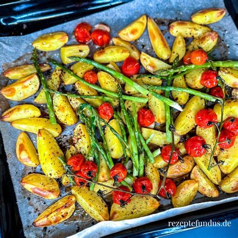 Gr Ner Spargel Mit Kartoffeln Und Tomaten Aus Dem Ofen Rezeptefundus