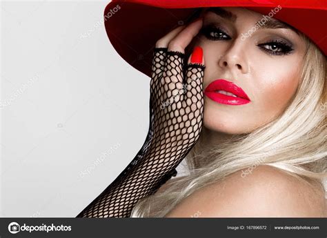 Beautiful Nudes Stunning Blonde Model In Erotic Gloves Red Hat And