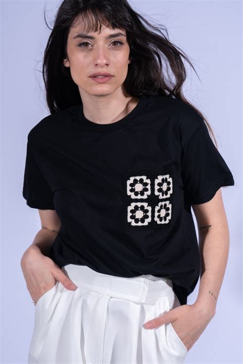Remera bolsillo con broderí Negro Tits