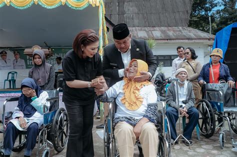 Hari Penyandang Disabilitas Internasional Bupati Eddy Berutu Serahkan