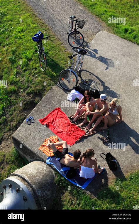 Radfahrerin Bikini Fotos Und Bildmaterial In Hoher Aufl Sung Alamy