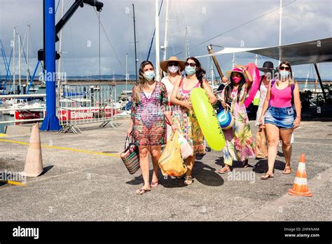 Girls Walking Bikini Banque De Photographies Et Dimages Haute R Solution Alamy