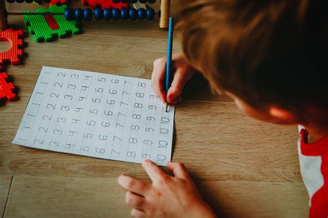 Niño Aprendiendo A Escribir Cálculo De Ábaco Aritmética Números Foto De